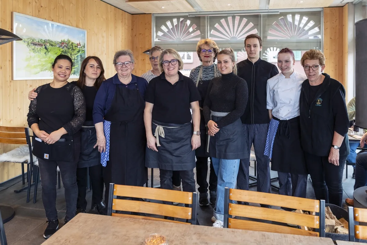 Mehrere Personen posieren für ein Foto.